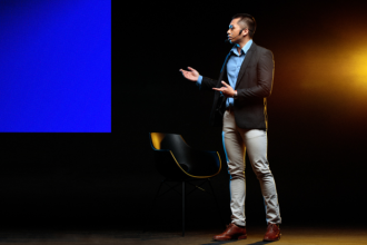Bruno Garcia Redondo ensina como superar o medo de falar em público e fortalecer a autoconfiança em apresentações.