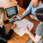 Elias Assum Sabbag Junior mostra como a disciplina financeira pode ser o motor do crescimento profissional e da transformação de carreira.