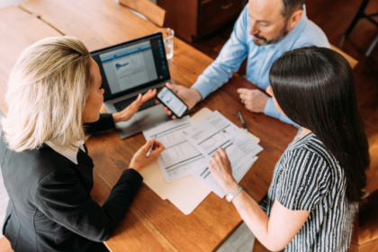 Elias Assum Sabbag Junior mostra como a disciplina financeira pode ser o motor do crescimento profissional e da transformação de carreira.