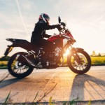 Teciomar Ábila destaca como a tecnologia e os equipamentos de ponta garantem segurança em alta rotação no mundo do motociclismo extremo.