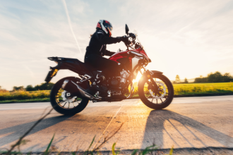 Teciomar Ábila destaca como a tecnologia e os equipamentos de ponta garantem segurança em alta rotação no mundo do motociclismo extremo.