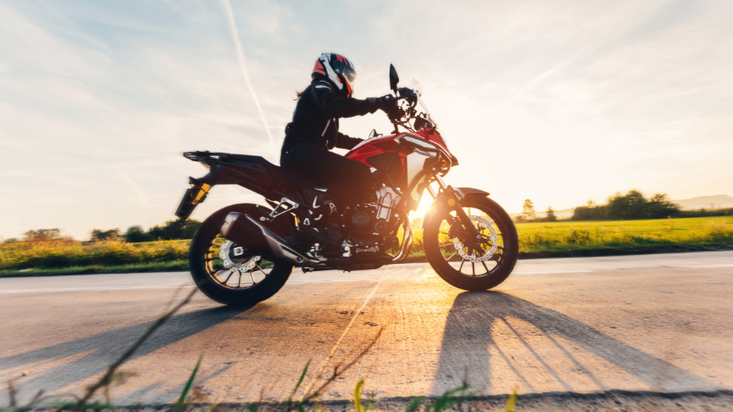 Teciomar Ábila destaca como a tecnologia e os equipamentos de ponta garantem segurança em alta rotação no mundo do motociclismo extremo.