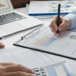 Andrey de Oliveira Pontes analisa os erros financeiros iniciais mais comuns de quem começa a investir e como evitá-los desde o primeiro passo.