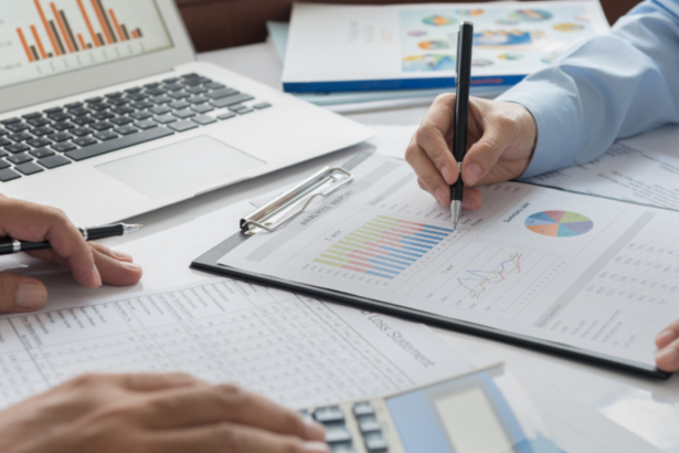 Andrey de Oliveira Pontes analisa os erros financeiros iniciais mais comuns de quem começa a investir e como evitá-los desde o primeiro passo.