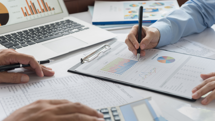 Andrey de Oliveira Pontes analisa os erros financeiros iniciais mais comuns de quem começa a investir e como evitá-los desde o primeiro passo.