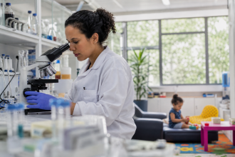 Pesquisadora em ambiente universitário com elementos visuais que representam maternidade e carreira científica