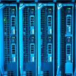 Rack de servidores iluminado em azul em um ambiente moderno de infraestrutura tecnológica.