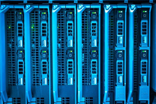 Rack de servidores iluminado em azul em um ambiente moderno de infraestrutura tecnológica.