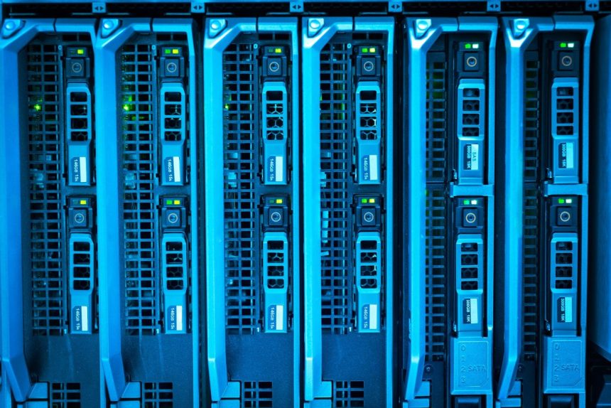 Rack de servidores iluminado em azul em um ambiente moderno de infraestrutura tecnológica.