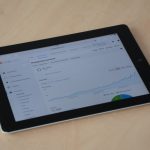 Tablet exibindo um painel de análise digital com gráficos e métricas de desempenho.