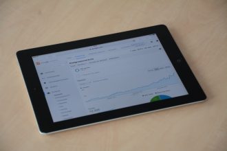 Tablet exibindo um painel de análise digital com gráficos e métricas de desempenho.