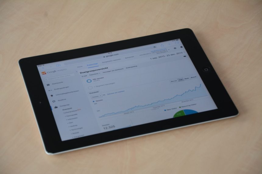 Tablet exibindo um painel de análise digital com gráficos e métricas de desempenho.