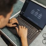 Profissional usa um laptop com um software de inteligência artificial aberto na tela.