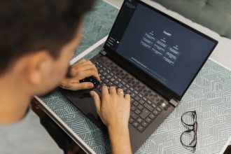 Profissional usa um laptop com um software de inteligência artificial aberto na tela.