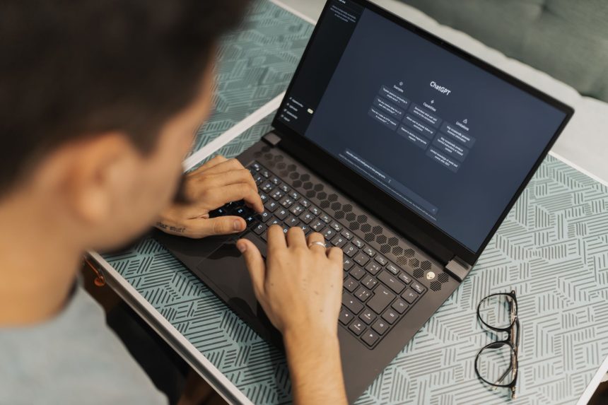 Profissional usa um laptop com um software de inteligência artificial aberto na tela.